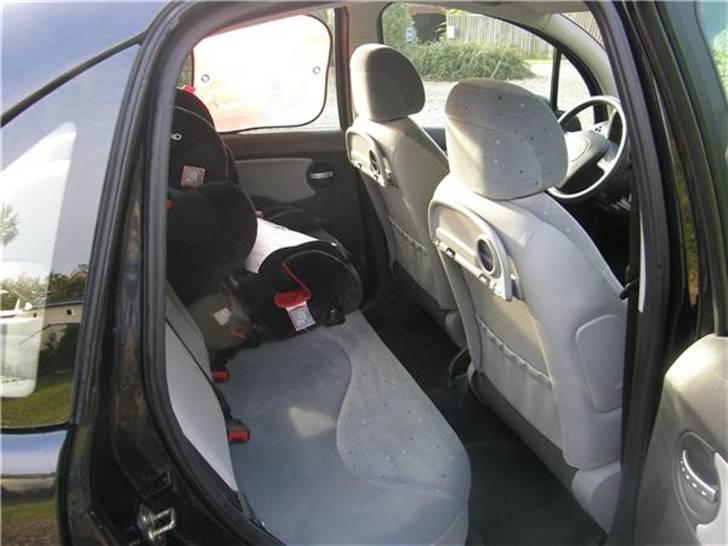 Citroën C3 1,4 HDI Økoraceren - Bagsæder. der ses også lidt af børnepakken billede 3