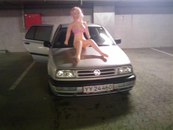 VW vento 1.8i *SOLGT* - sidste billede jeg nåede at tage af den før jeg solgte den.. det var sku en lækker vogn også med liderlige lejla på hjelmen:P billede 20