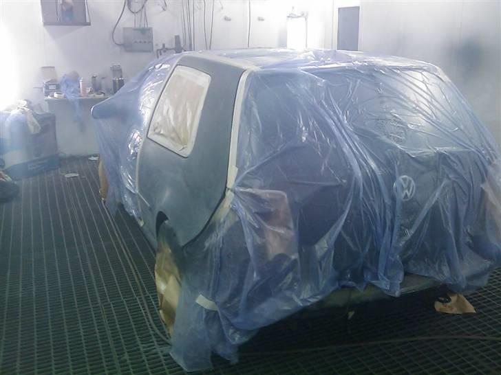 VW GOLF IV 1.8 GTI TURBO - Da jeg købte bilen var der lidt små ridser og stenslag.. men de er væk nu og ny lak er lagt på:P billede 12