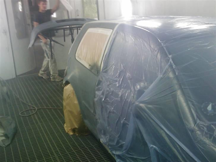 VW GOLF IV 1.8 GTI TURBO - Da jeg købte bilen var der lidt små ridser og stenslag.. men de er væk nu og ny lak er lagt på:P billede 14