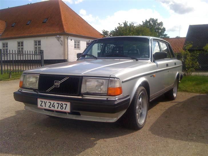 Volvo 240 GL *SOLGT* - Så er den sorte front monteret. Den er vist lidt federe nu - eller hvad? billede 14
