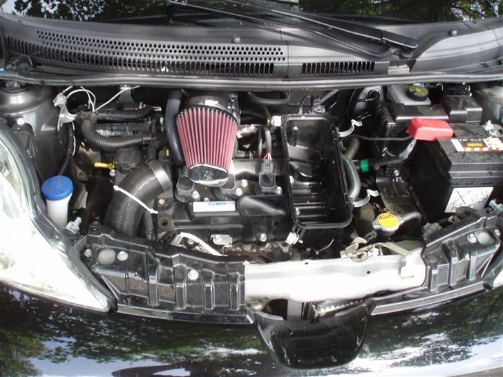 Peugeot 107 1.0 Comfort Plus - K&N 57i kittet pynter nu godt i et ellers trist motor rum ;b billede 3