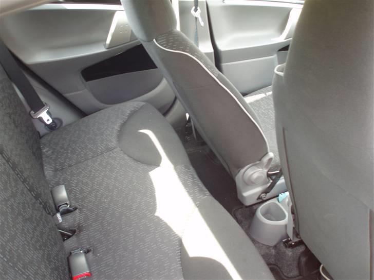 Peugeot 107 1.0 Comfort Plus - Bilen sku ikke have haft bagsæde, der er ikke plads til folk der alligevel ;s billede 4