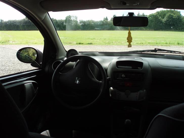 Peugeot 107 1.0 Comfort Plus - det ligner altså de havde glemt omdrejningstælleren og bar lige har klasket den på ;s skal snart skiftes ud med en i a-stolpen billede 10