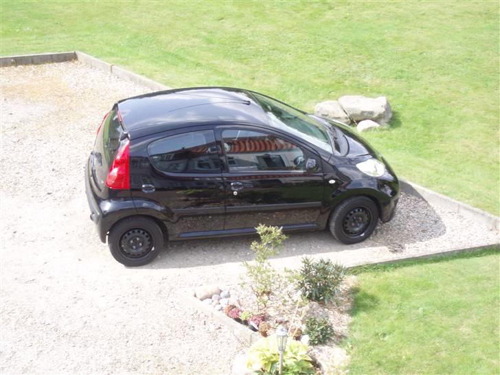Peugeot 107 1.0 Comfort Plus - som jeg ser den når jeg står op ;b billede 11