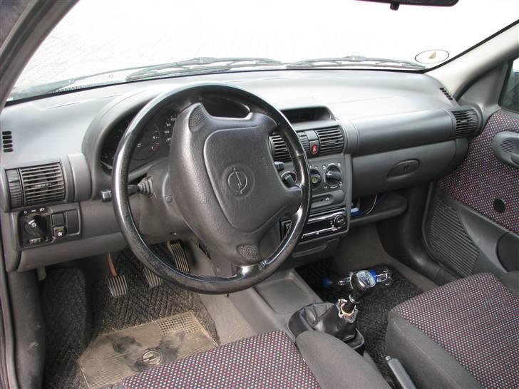 Opel corsa  - hehe bilen er støvsuget.. :D billede 10