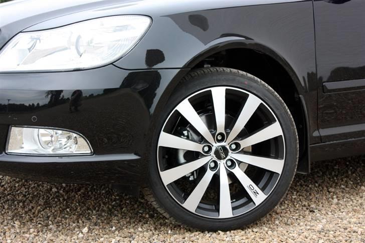 Skoda Octavia Elegance Combi - 8" x 18" O.Z. Racing Michelangelo 10 Black billede 4