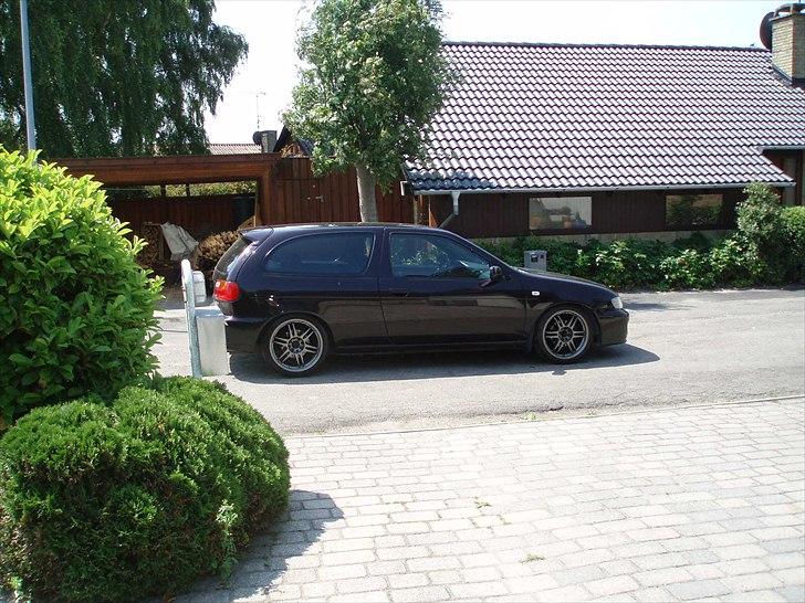 Nissan Almera GTi  - A - Tonede ruder og kosei-fælge.  Glem skørter og andet pap-lir - en Almera kan godt være flot uden ! billede 1