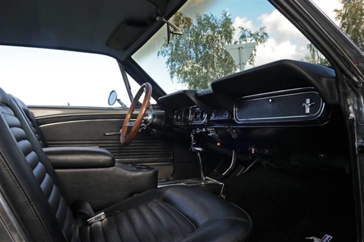 Ford Mustang - Grant træ rat og nyt sort "læder". Radioen er senere udskiftet til en Retrosound med originalt look billede 12