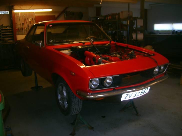 Opel Manta A - Ja, den står sku meget på det værksted.. glæder mig til at den kommer ud og min lillebror kan køre i den.. billede 18