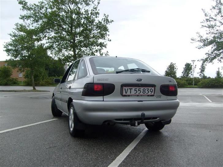 Ford Escort 1,6 SL (DØD) billede 4