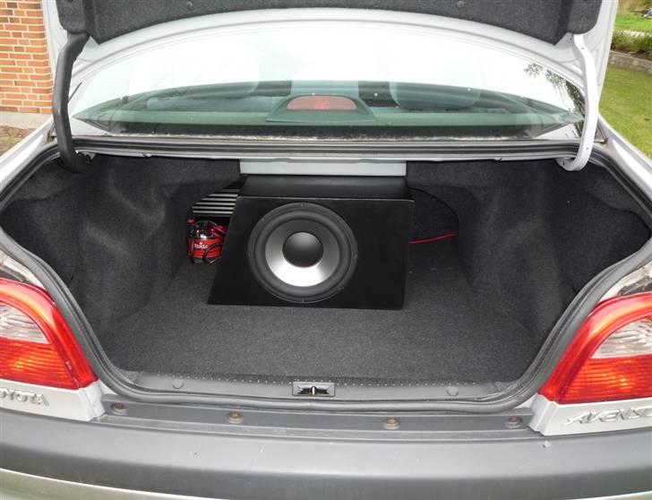 Toyota Avensis 1.8 - Hjemmebygget sub - Peerless Xxls 12" enhed i 38 liter lukket kabinet af 22mm MDF :-) billede 8