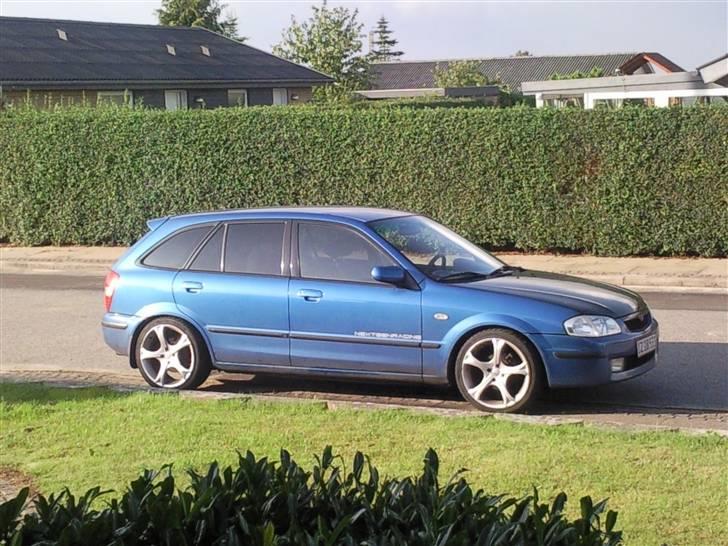 Mazda 323F **SOLGT** - Det sidste billede af vognen, nu med tonede ruder, og masser af støv på bilen. billede 15