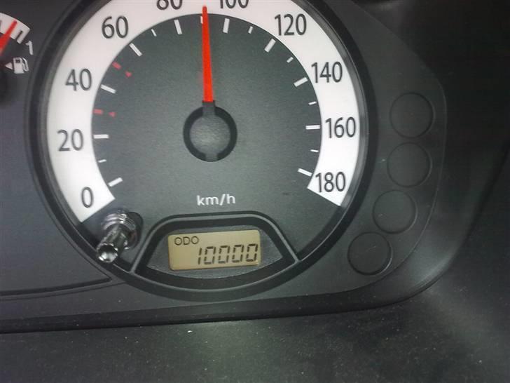 Kia Picanto Active - Den 28. august 2009. - Så rundede den lille bil 10.000 kørte km. Og den er kun 3 måneder og 6 dage gammel på det her tidspunkt. Og nej, billedet er ikke taget af den der kører :) billede 20