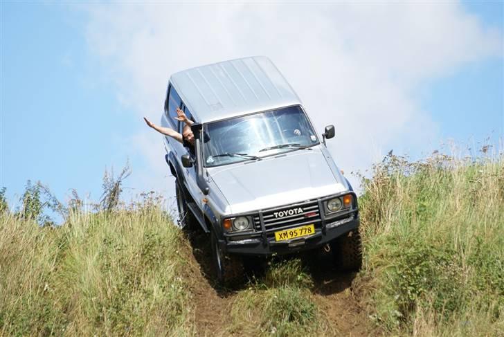 Toyota Land Cruiser HJ61 - Keep Your Arms And Legs Inside The Ride At All Times billede 7