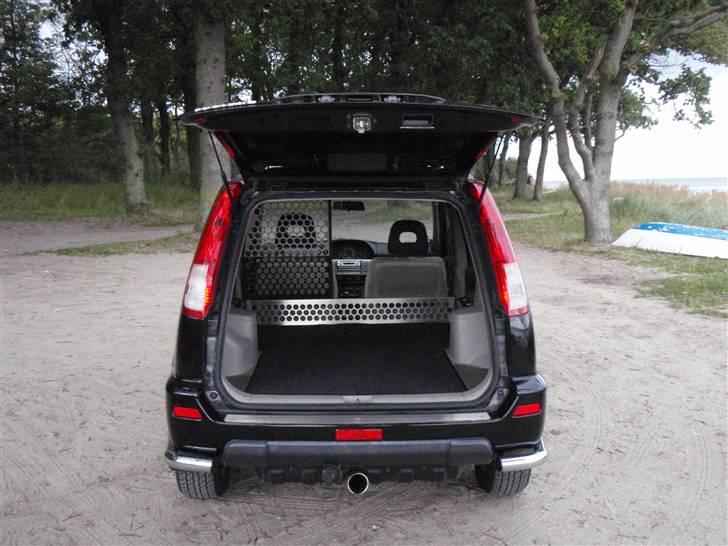 Nissan X-trail Sport  - solgt - Bagagerummet inden der kom anlæg i billede 3
