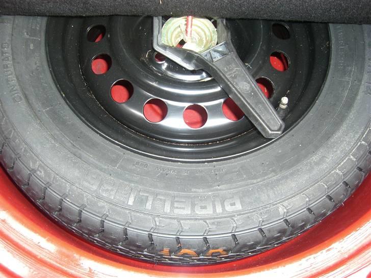 BMW 325i - Fint reservehjul, og igen ingen rust selv under måtten billede 11