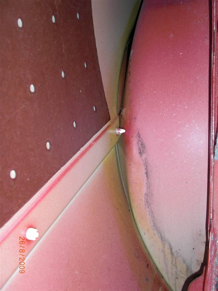 BMW 325i - Her ses skærmkanten indefra, og der er heldigvis ingen rust billede 14