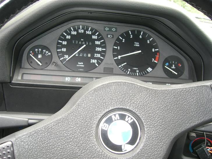 BMW 325i - Klokken passer med service hæftet og diverse papir billede 18