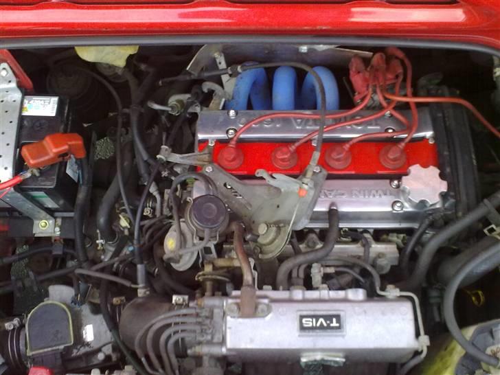 Toyota Mr2 aw11 byttet til e34  - Motoren, med poleret ventil dæksler og midten malt rød, og den bluecoated manifold. billede 14