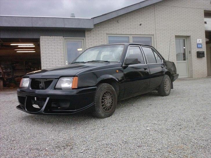 Opel Ascona C 1,6 S/CD - Så fik jeg givet den en gang lak... Silke mat sort ;) yes sir billede 1