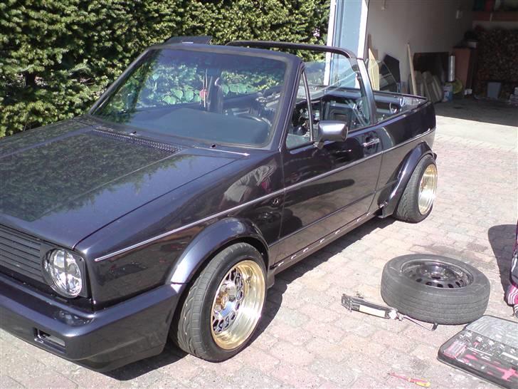 VW Golf 1 Cabrio *solgt* - Sideansigt da den var ved at blive samlet igen efter lakering! billede 4