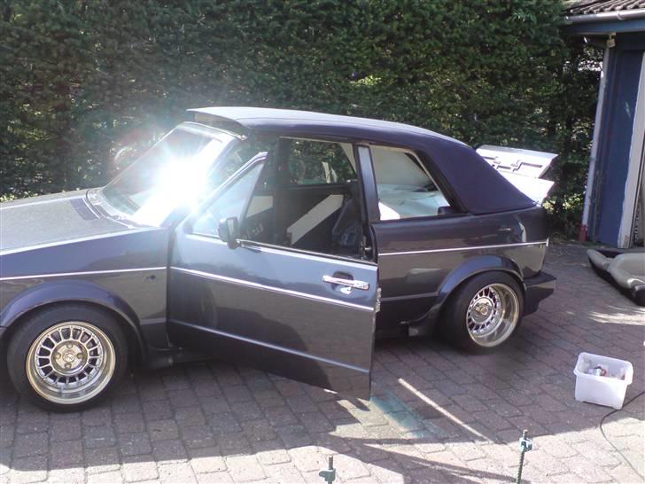 VW Golf 1 Cabrio *solgt* - Sideansigt med HTN Rennsport fælgerne billede 6