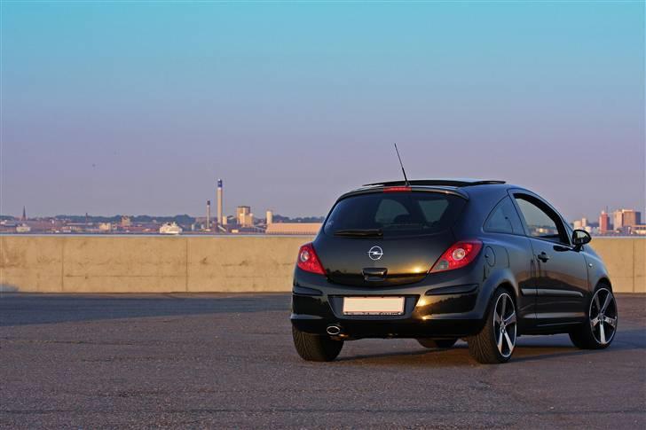 Opel Corsa D 1,4 Sport - Helsingør havn. billede 3