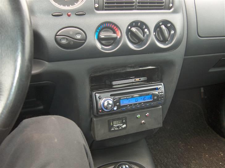 Ford Escort 1.8 16v SOLGT - hjemmelavet "skuffe" ovenover afspilleren til bl.a. at ligge mobilen ind i,. det bar rar billede 7