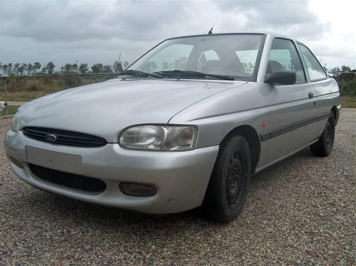 Ford Escort 1.8 16v SOLGT - fik lige sat de originale lygter i da de andre ikke lige var mig billede 8