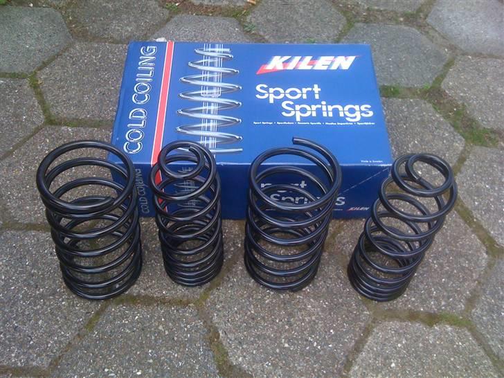 Volvo 240 GL *SOLGT* - Det nye sæt fjedre, som nu er monteret, - tak til Jacob og Auto Anders i Lynge for udskiftning af fjedre på begge fjedreben i for. billede 17