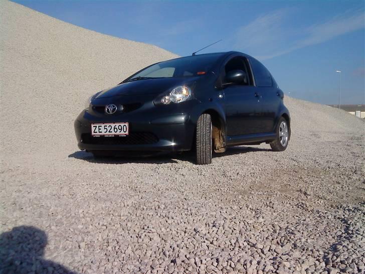 Toyota aygo 1,0+ 5dørs - smalle dæk og hvaså. billede 1