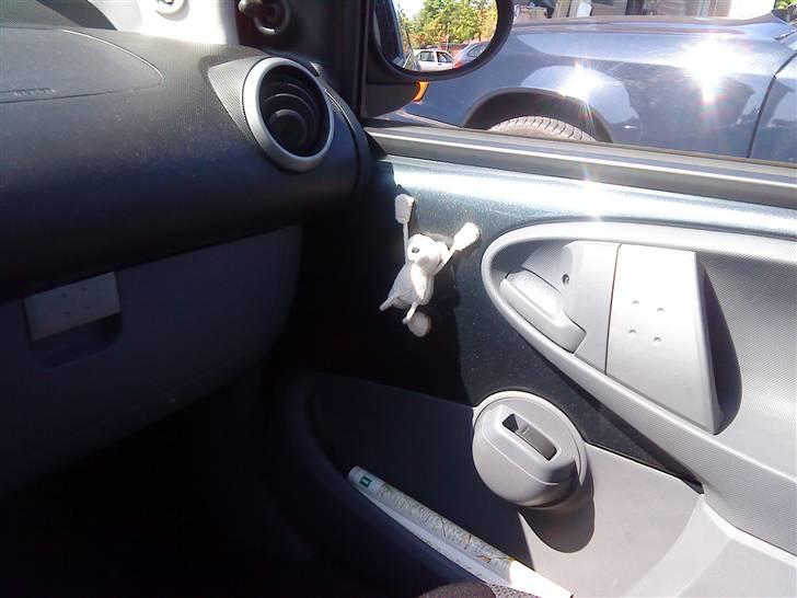 Toyota aygo 1,0+ 5dørs - bamsen er min og ikke konens,,,   NOT billede 7