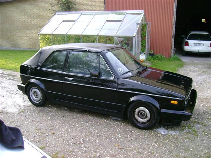 VW Golf Mk I GTI Karmann Cab - tid til en ordenlig omgang knofedt.. håber den blir rigtig fin igen.. det en sjov bette bil billede 10