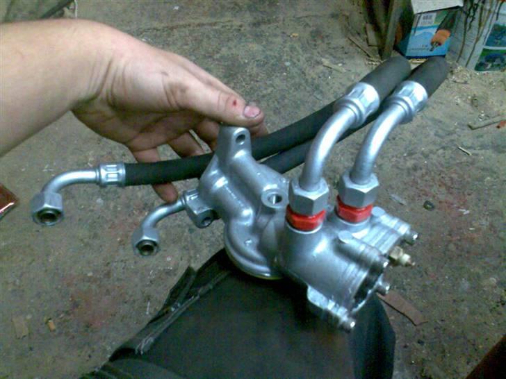 VW Golf Mk I GTI Karmann Cab - Oliefilter/køler konsol.. hele motoren skal lige males og renoveres..  billede 16