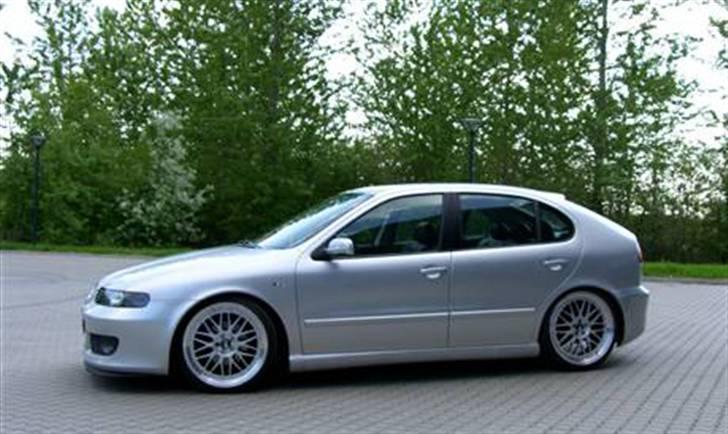 Seat Leon 1,9 TDi - SOLGT - - Sådan så den ud med de gamle fælge. De kommer igen når jeg får købt nogle nye. billede 12