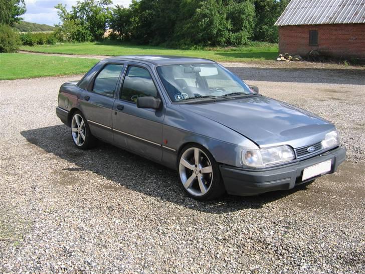 Ford Sierra 2.0i Drift *SOLGT* - En lille fejlmanøvre der lavede en bule for forskærmen, det må man forvente på en driftmobil :) billede 8