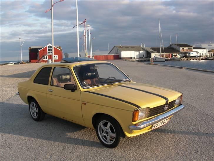 Opel Kadett C  solgt - Der står den jo den fine raket...    ;D billede 1