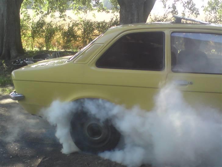 Opel Kadett C  solgt - Lige de gamle dæk der skulle brændes af!...    ;P billede 3