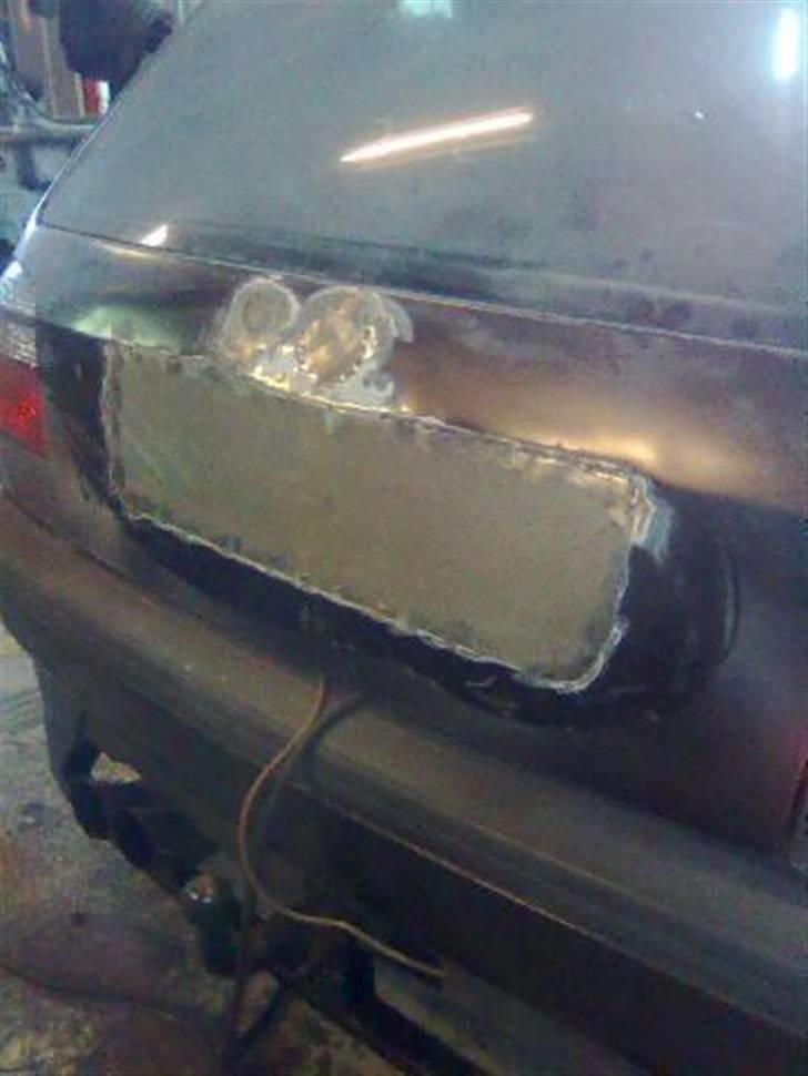 VW golf 3 - bagklappen da pladen blev svejst på, og fjernet vinduesvisker og emblem billede 10