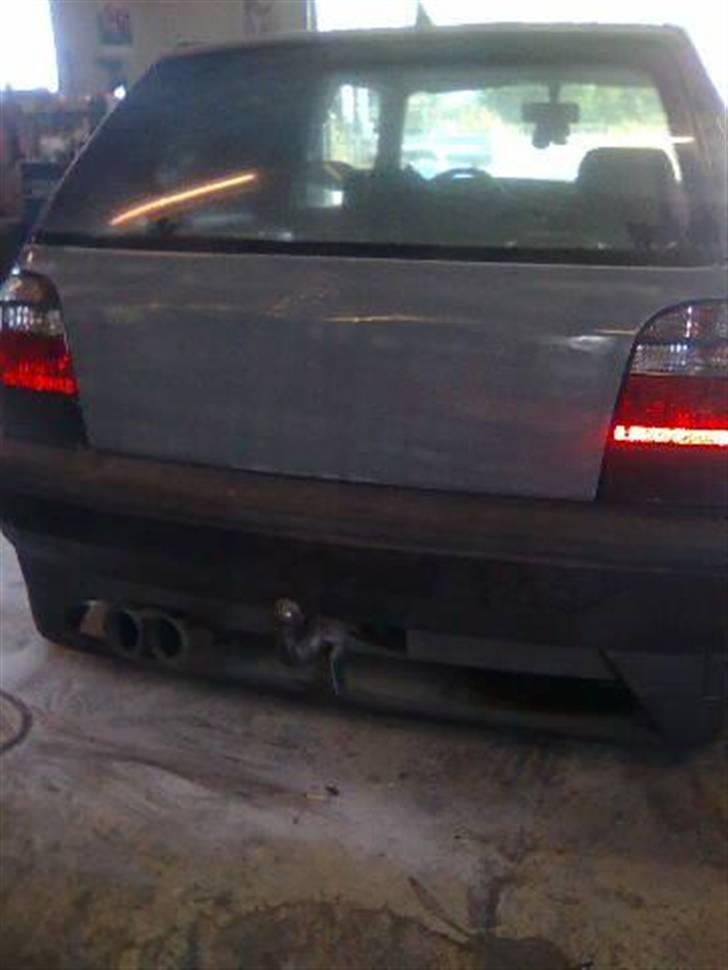 VW golf 3 - bagklappen da den blev grundmalet, og klar til maleren, hvor den skal fin spartles og males billede 11