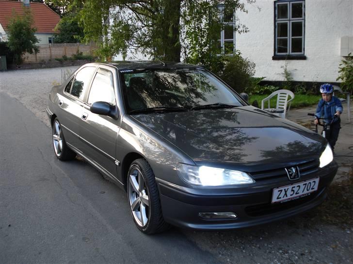 Peugeot 406 ST Sedan - Front med 8000 K xenon tændt billede 1