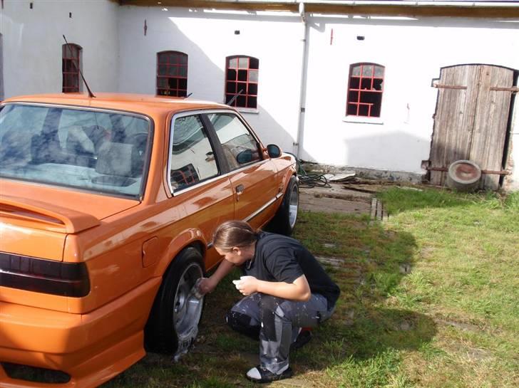 BMW e30 325i (SOLGT) - kæresten hjælper til :) billede 14
