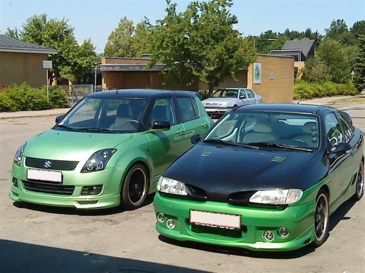 Suzuki Swift ( TIL SALG - BYD ) - Min nye Swift vs. min gamle Renualt Megane Coupe som min bror har købt og overtaget.. :) Har en svaghed for hvidt læder og grøn/sort lakering.. billede 20