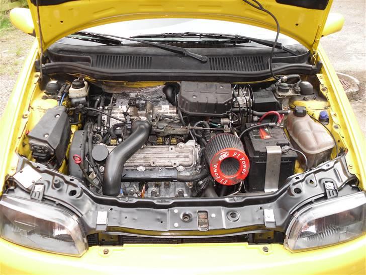 Fiat Punto GT - den "nye" motor fylder en del mindre end den gamle, derfor på tide at skifte luftfiltret billede 3