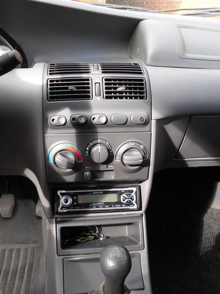 Fiat Punto GT - center panel i bilen, tydeligt at se den er velholdt. billede 5