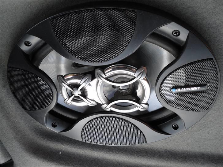 Fiat Punto GT - Højtaler i hattehyldens ene side, tilsvarende i den anden side :D  billede 7