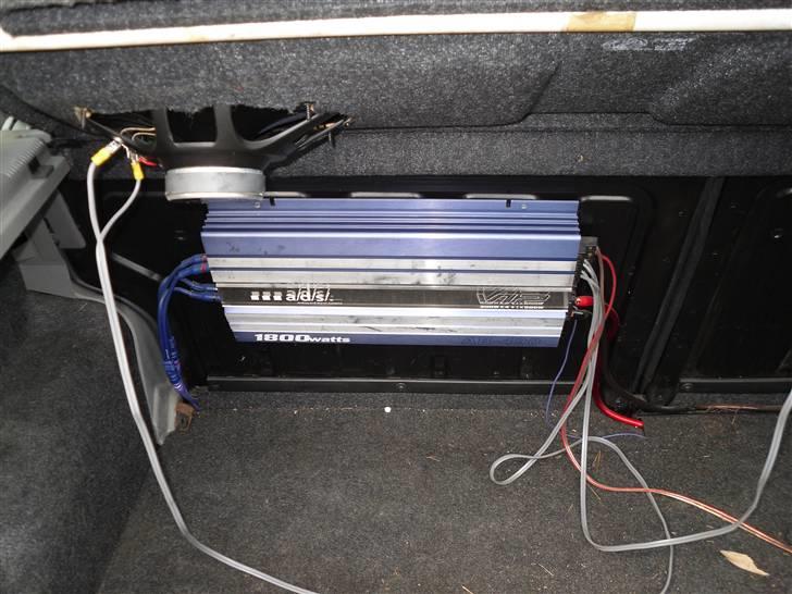 Fiat Punto GT - min forstærker... tag jer ikke af mit ledningsrod... som sagt ikke det jeg går op i billede 8