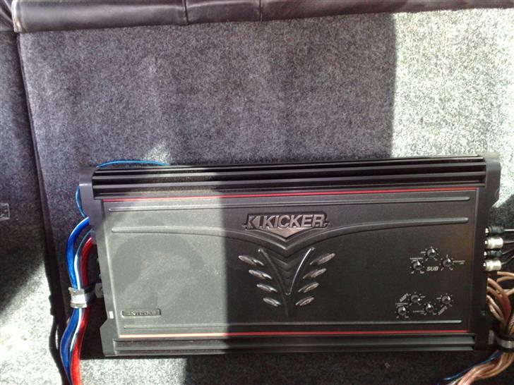 Citroën Xantia Stasjonsvogn - Forsterker montert på den andre halvdelen av seteryggen billede 9