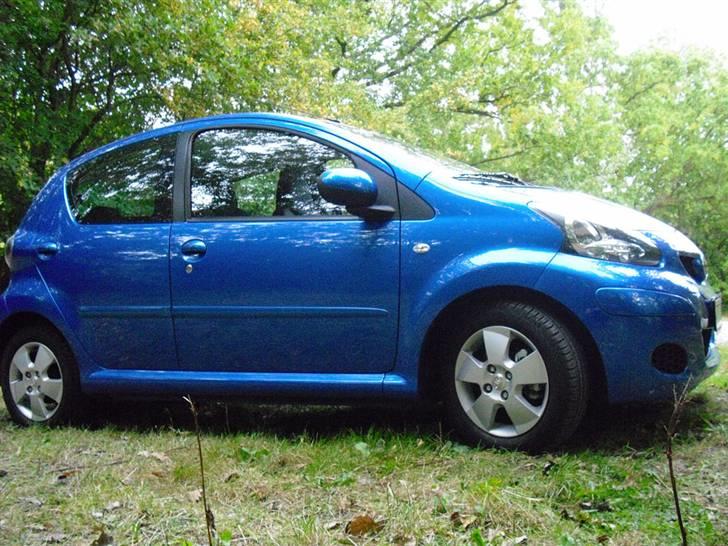 Toyota Aygo Plus Blue III 5D - Tur i Skoven på afhentnings dagen =) billede 1